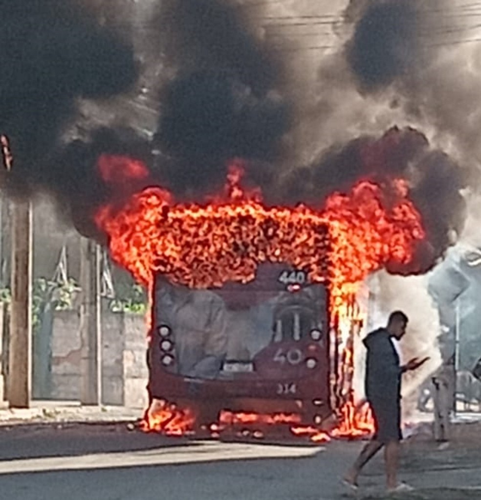 Ônibus urbano pega fogo em Juiz de Fora — Foto: Redes Sociais