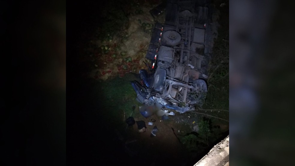 Motorista de caminh&atilde;o carregado com melancia cai de ponte na BR-153 &mdash; Foto: Corpo de Bombeiros