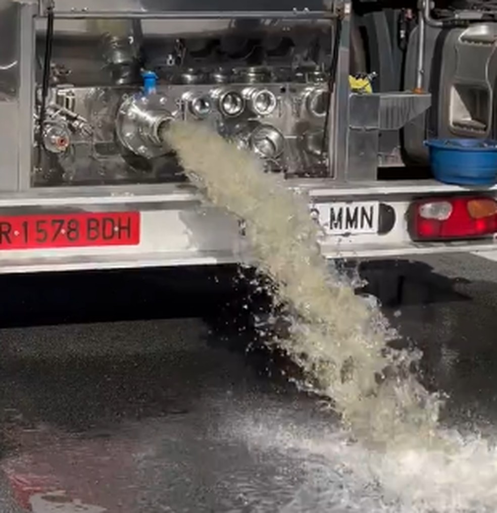 Produtores franceses esvaziaram tanques de vinho espanhol em protesto contra acordo entre UE e Mercosul. Espanha lidera negociações. — Foto: Reprodução