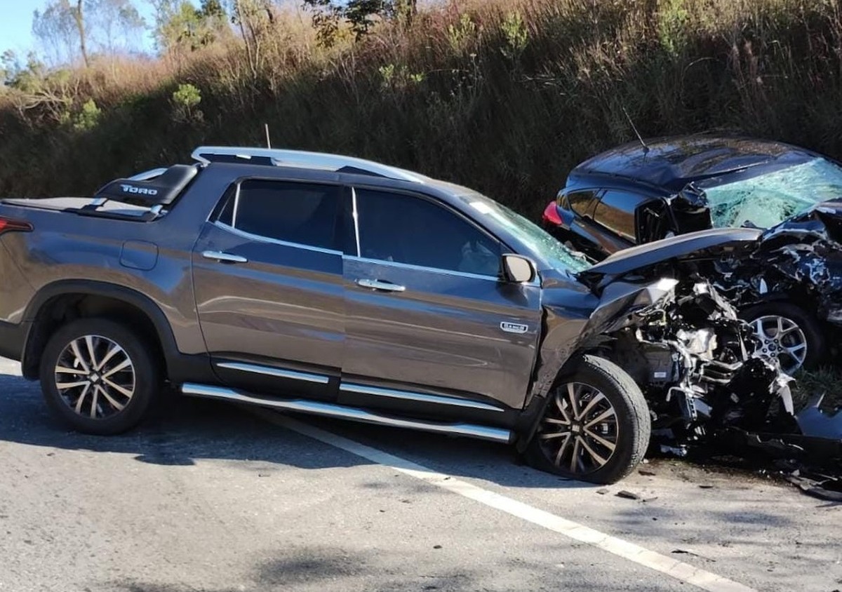 Acidente Entre Dois Carros Deixa Quatro Feridos Na Br 265 Em Barbacena Zona Da Mata G1 