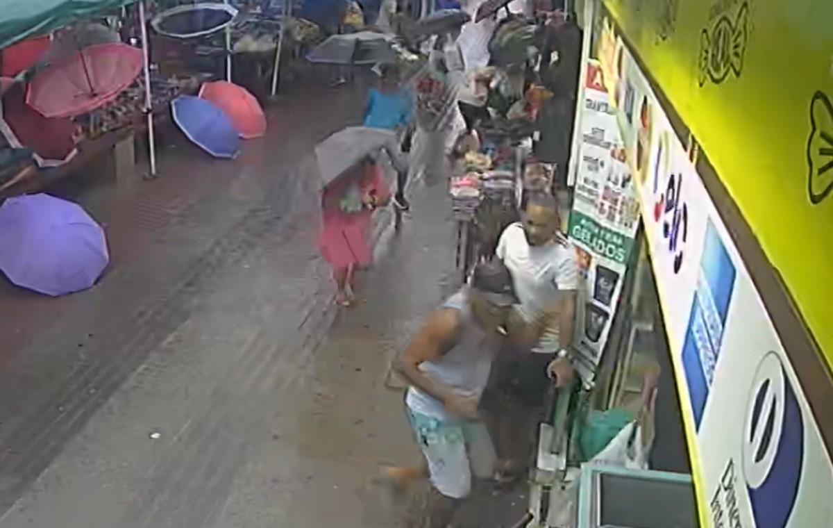 Raio atinge área comercial, assusta moradores e provoca correria no Grande Recife; VÍDEO