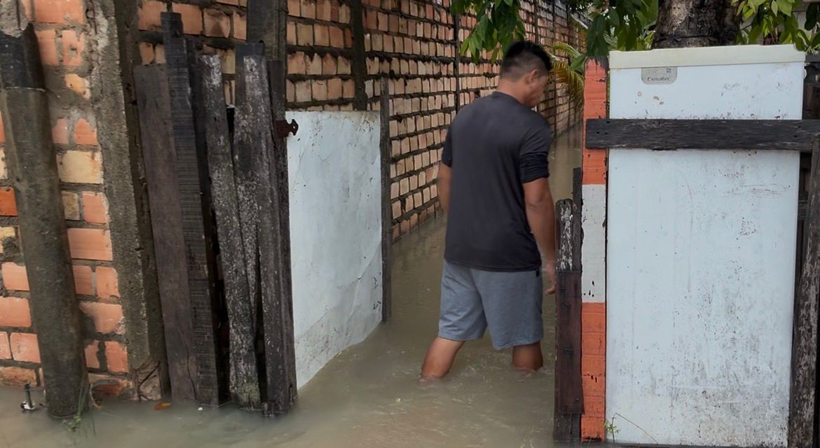 Moradores não conseguem sair de casa após forte chuva em Boa Vista: 'A gente fica ilhado'