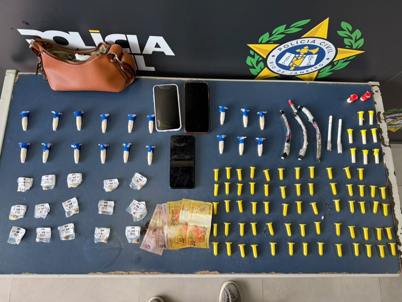 Mulher é presa e três adolescentes são apreendidos por tráfico de drogas em Angra dos Reis
