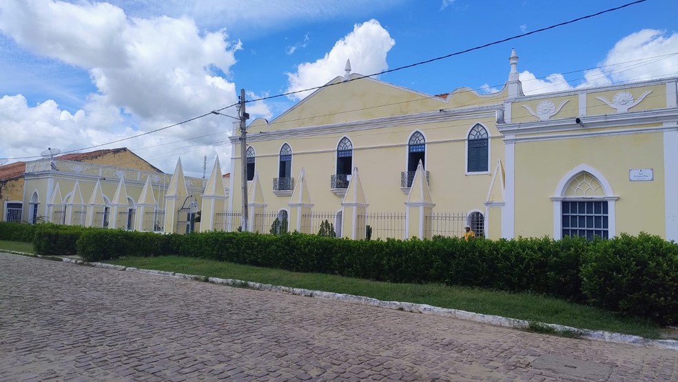 Casa de Câmara e Cadeia, onde funcionavam a câmara municipal e a cadeia pública. Neste local foi planejada a Confederação do Equador. Bárbara de Alencar ficou presa no local. Hoje funcionam a secretaria de educação do município. — Foto: Claudiana Mourato/TVM Cariri