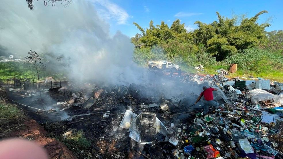 2 de 3
Princ&iacute;pio de inc&ecirc;ndio atinge usina de reciclagem em Assis &mdash; Foto: Reprodu&ccedil;&atilde;o/Defesa Civil
