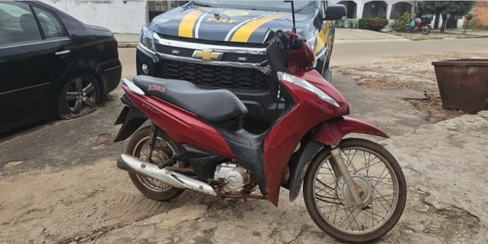 A abordagem por uma equipe da Polícia Rodoviária Federal (PRF), durante fiscalização voltada ao combate a fraudes veiculares. — Foto: Divulgação/ PRF