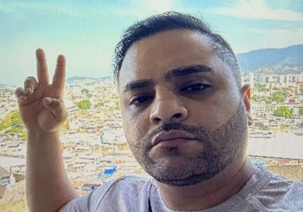 O traficante Fhillip Gregório da Silva, o Professor, no Complexo do Alemão — Foto: Reprodução
