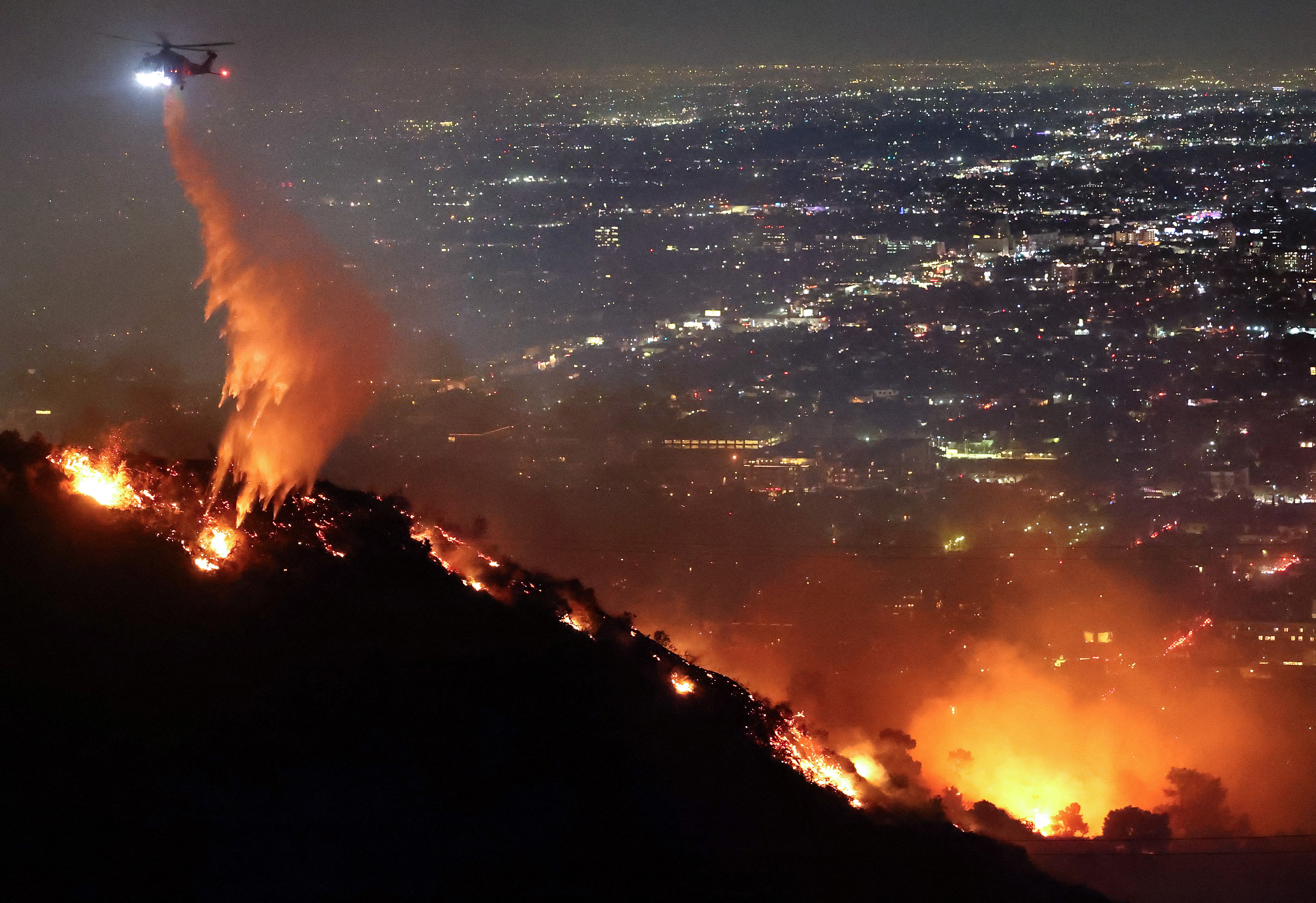 Aviões-tanque, caminhões e bombeiros: como Los Angeles está combatendo o pior incêndio da sua história