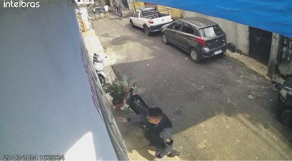 Policiais são flagrados mandando moradores retirar câmeras de casa na Zona Oeste de Manaus. — Foto: Reprodução