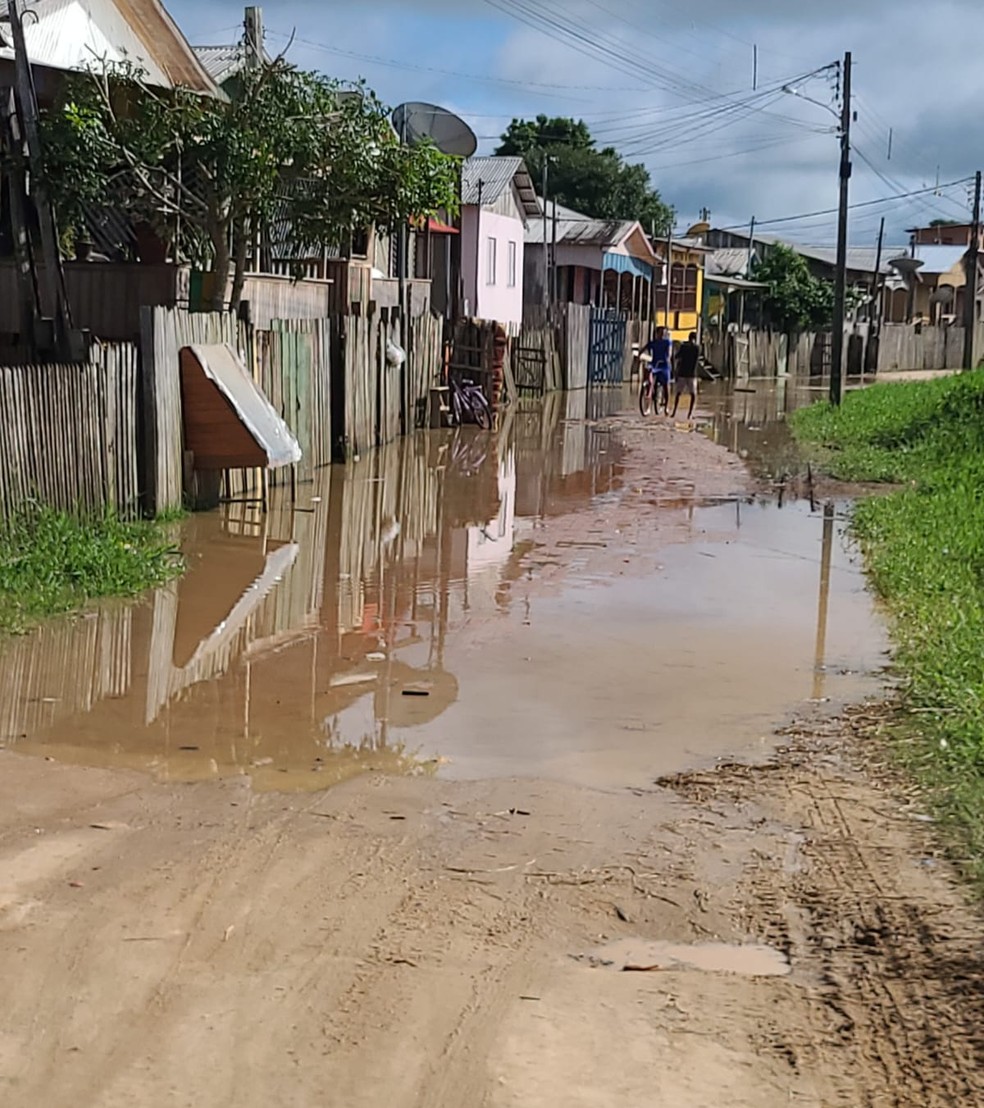 Ruas do bairro da Praia amanheceram alagadas nesta segunda-feira (18) — Foto: Arquivo/Defesa Civil de Tarauacá