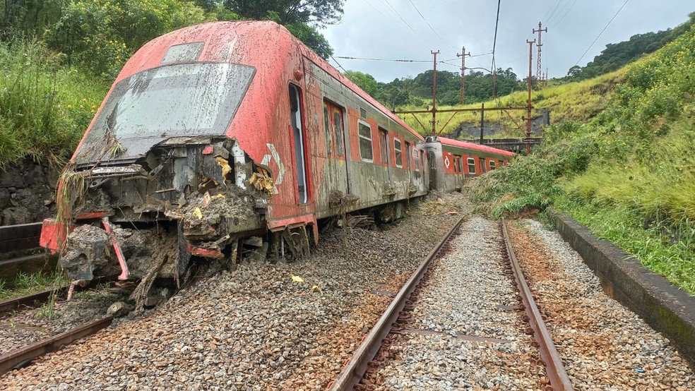 Deslizamento de terra provoca descarrilamento de trem na Linha 7-Rubi da CPTM em Campo Limpo Paulista — Foto: Jairo dos Santos/Arquivo Pessoal