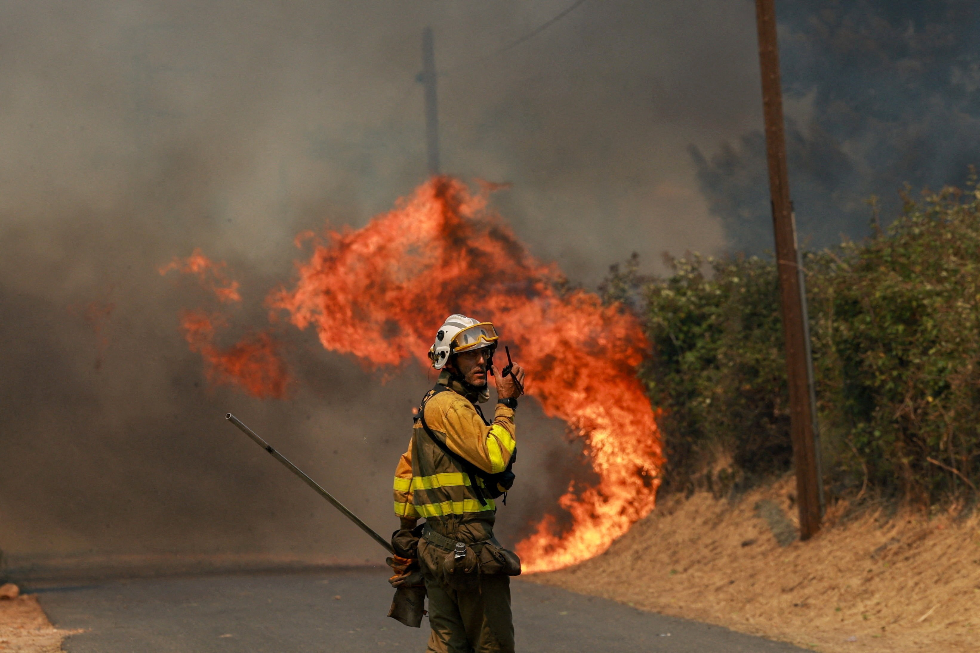 Incêndios florestais forçam saída de 300 mil pessoas na França e Espanha
