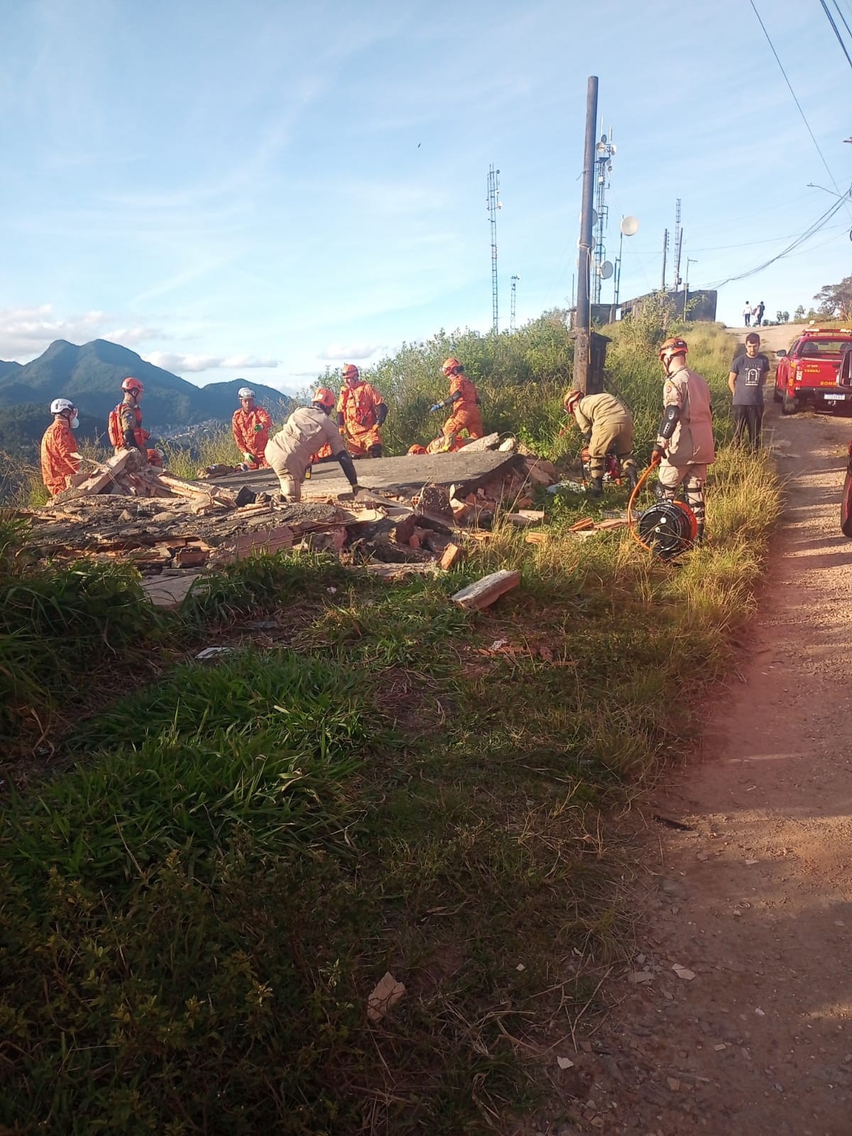 Desabamento de casa deixa duas crianças feridas em Petrópolis