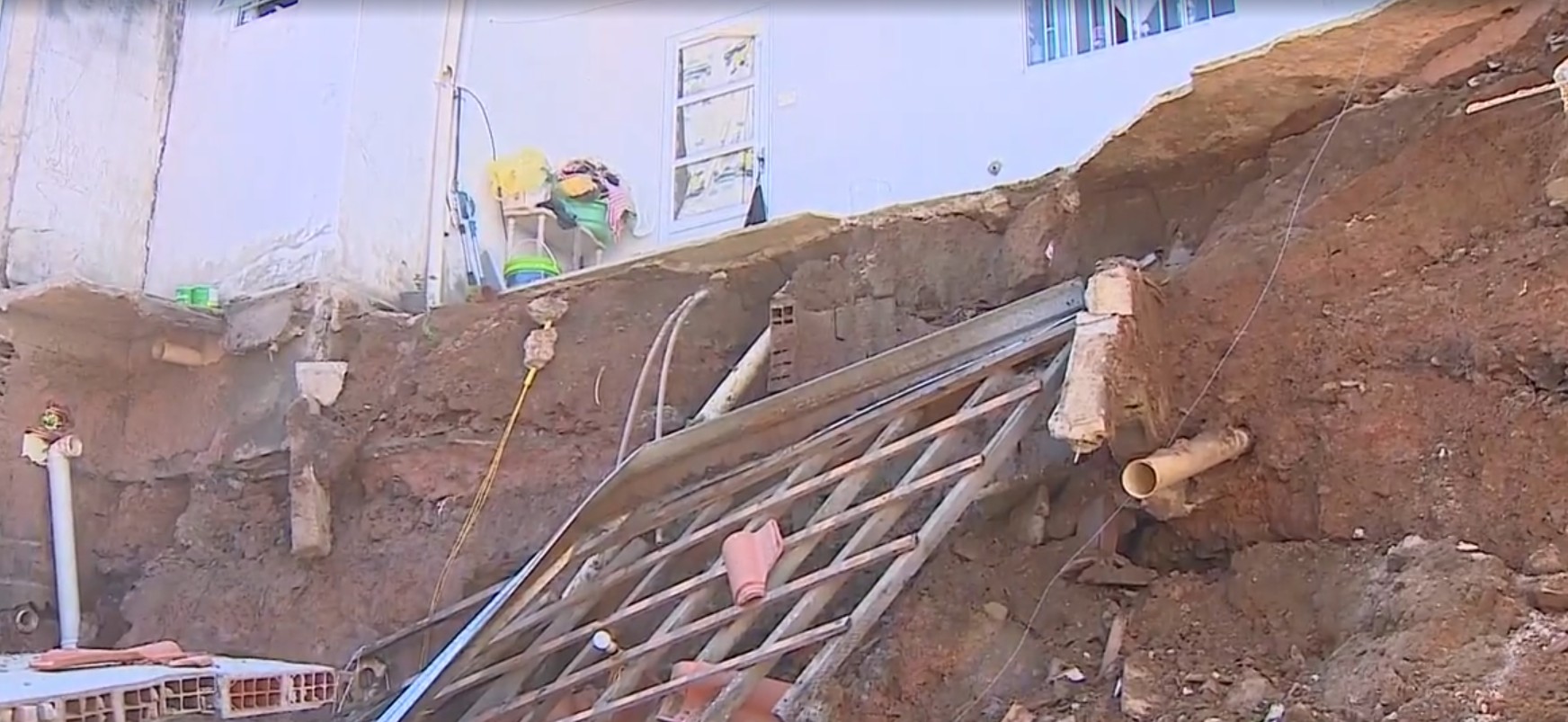 Casa atingida por rompimento de tubulação de esgoto será demolida em Jacareí