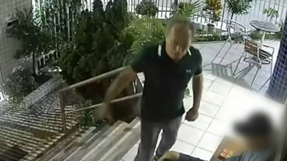 Momento em que morador agride porteiro em condomínio em Fortaleza — Foto: TV Verdes Mares/Reprodução