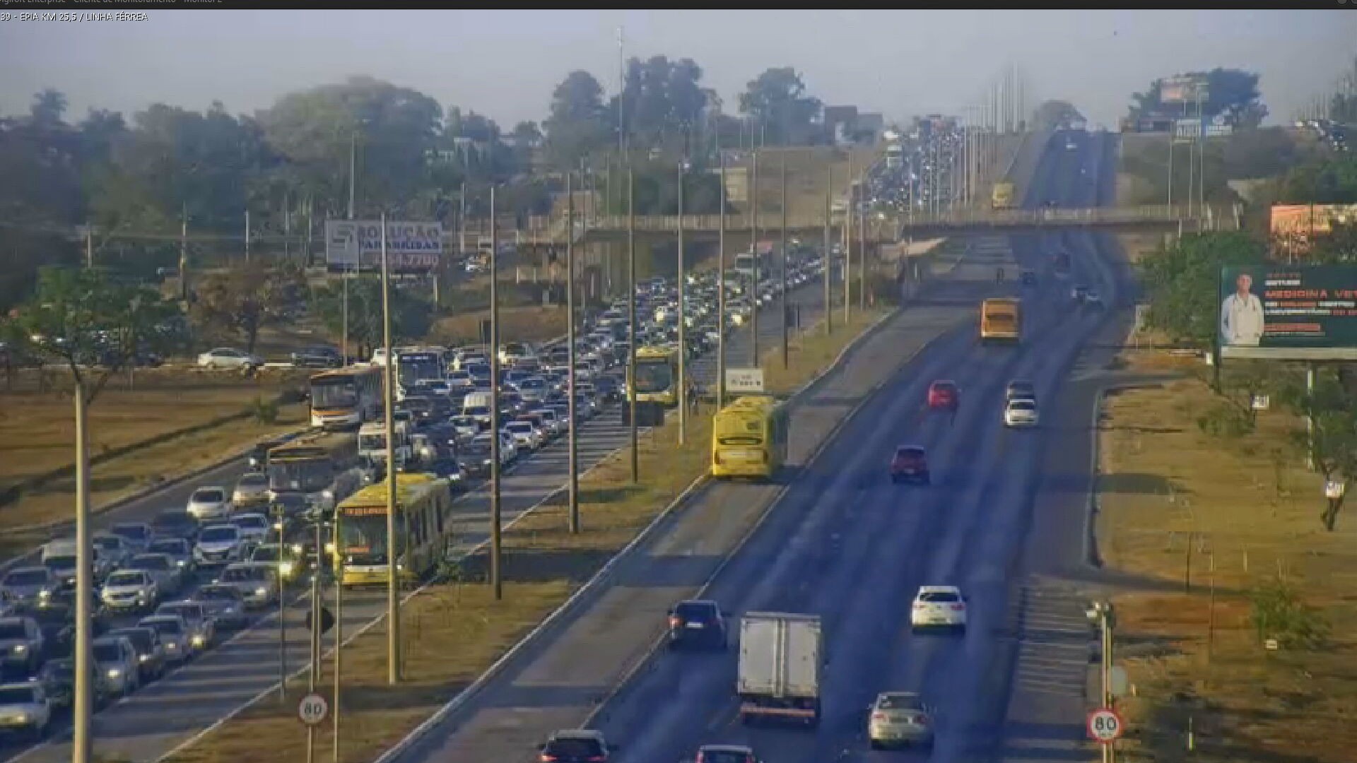 Acidente com ônibus causa intenso congestionamento na Epia Sul, no DF