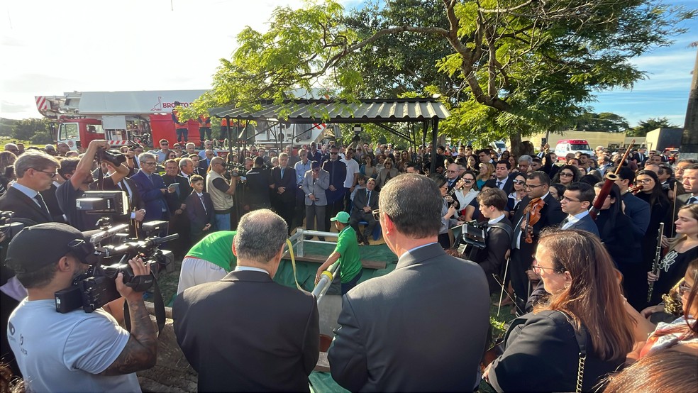 Enterro do pastor Guedelti Gueiros, fundador da Igreja Cristã Maranata, lota cemitério de Vila Velha, Espírito Santo — Foto: Vinícius Colini/TV Gazeta