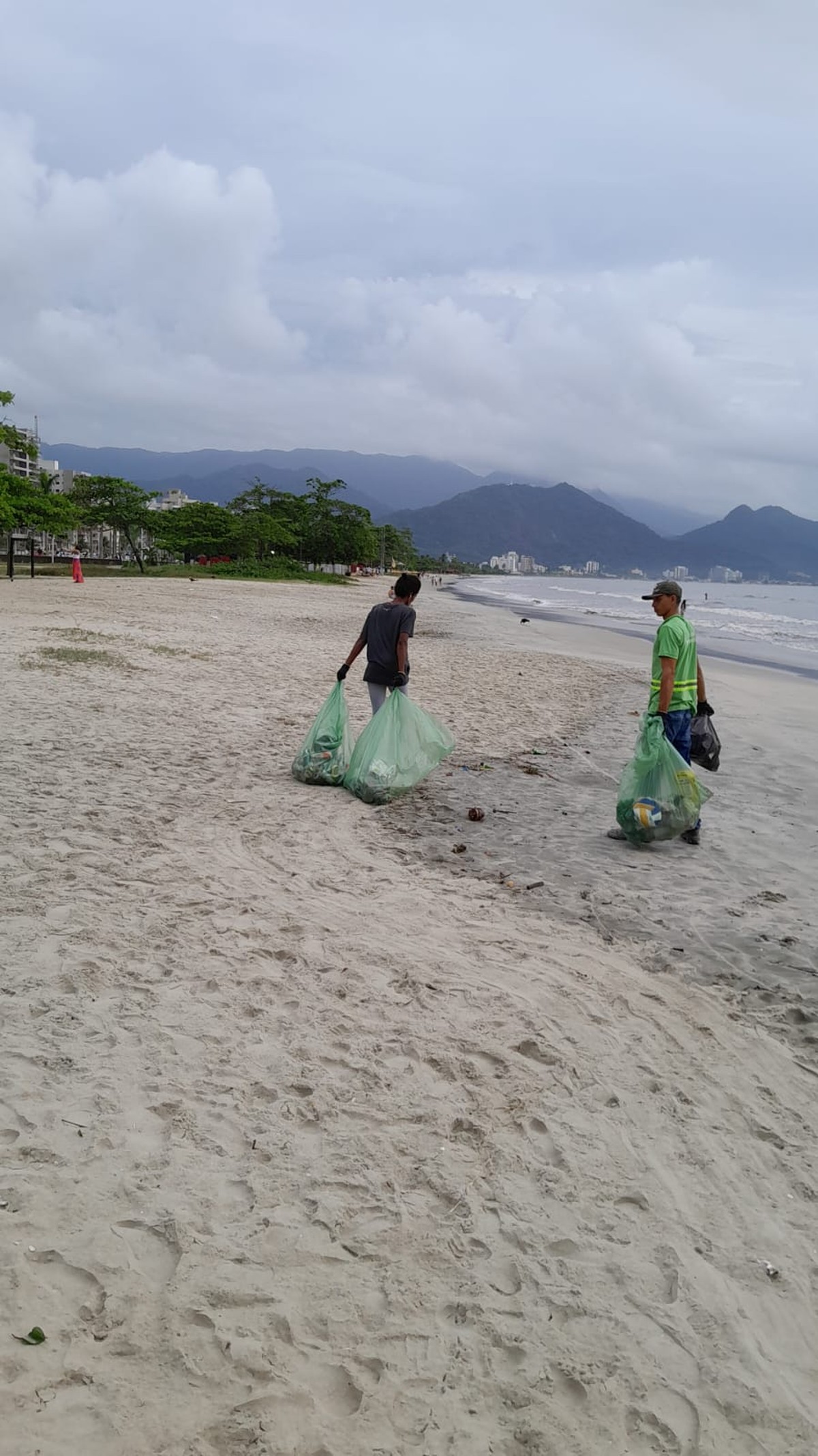 Após Réveillon Caraguatatuba Recolhe 160 Toneladas De Lixo Deixadas Nas Praias E Praças Durante 1668