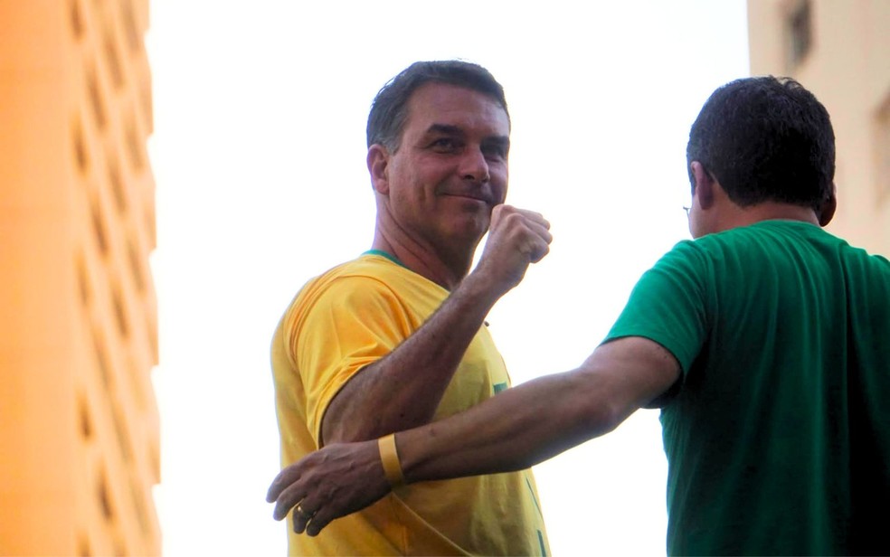 Flávio Bolsonaro participa de carreata, em Goiás — Foto: Vinicius Moraes/g1
