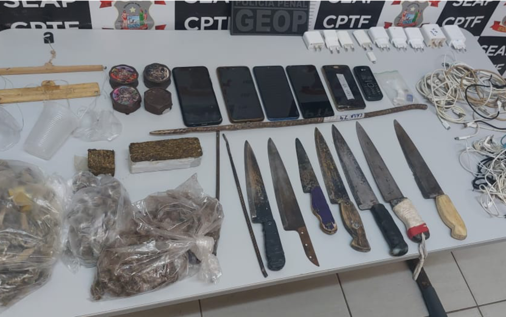 Celulares, drogas e armas são apreendidos em Conjunto Penal de Teixeira de Freitas, no extremo sul da Bahia
