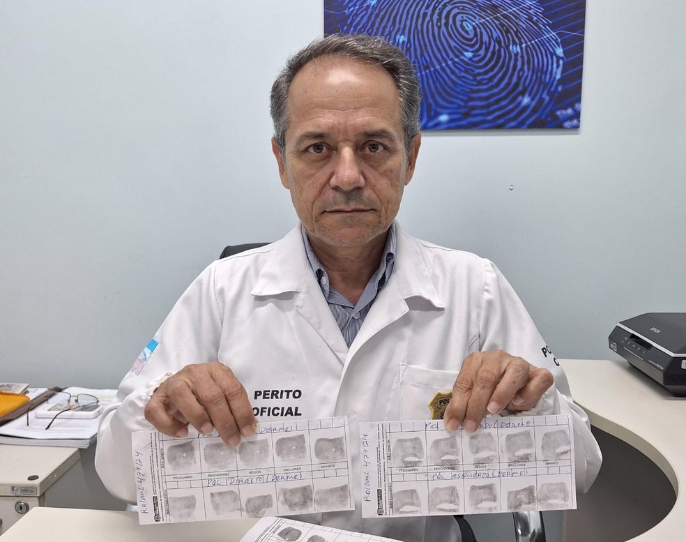 Perito João Carlos Quemelli mostra as digitais dos polegares de Clarinha. Espírito Santo. — Foto: Divulgação/PCIES