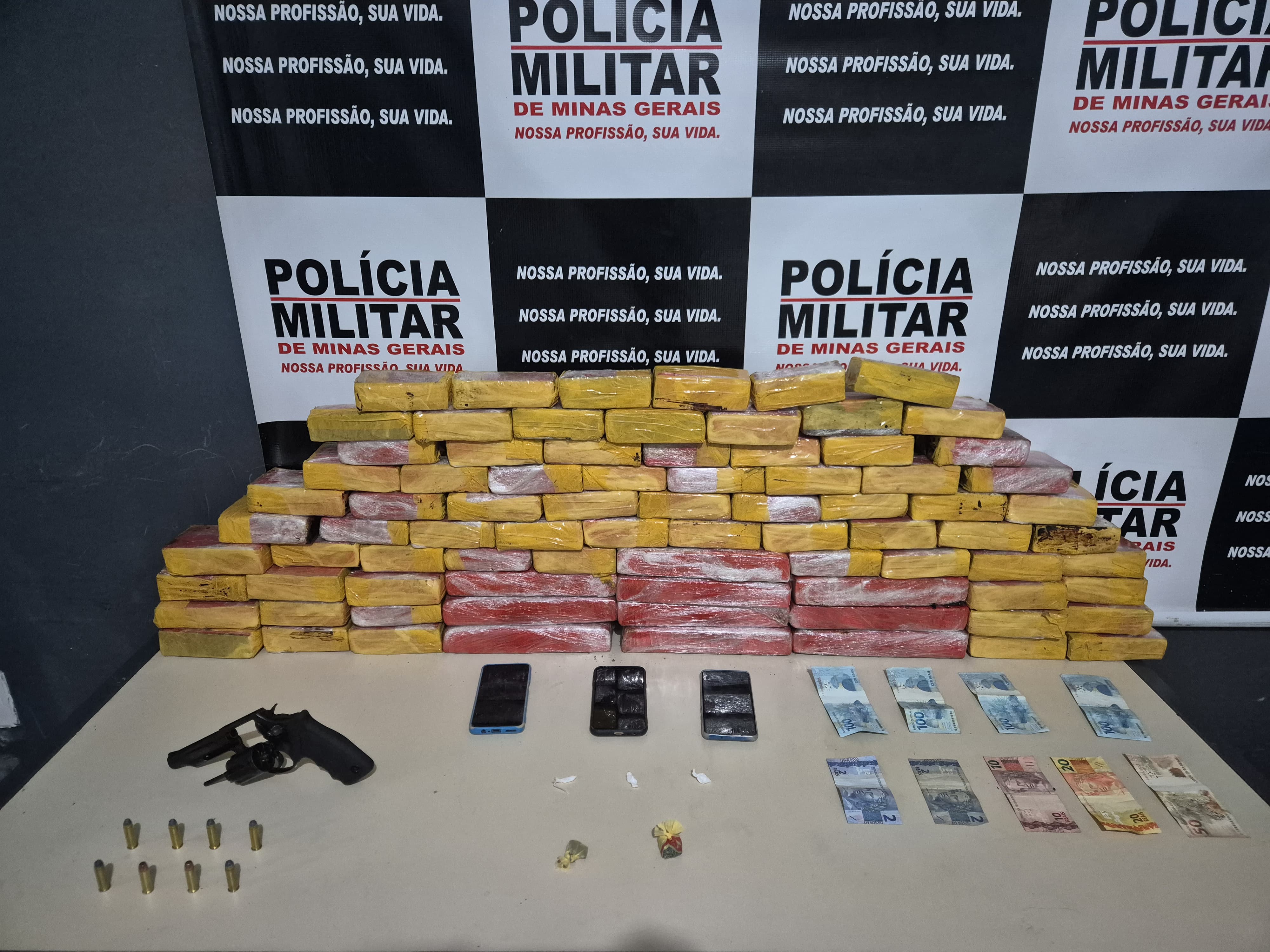 PM apreende 86 barras de maconha que seriam comercializadas durante festa em Janaúba; três homens foram presos