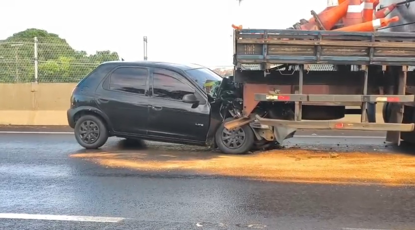 Motorista escapa ileso após carro bater na traseira de caminhão em Franca, SP