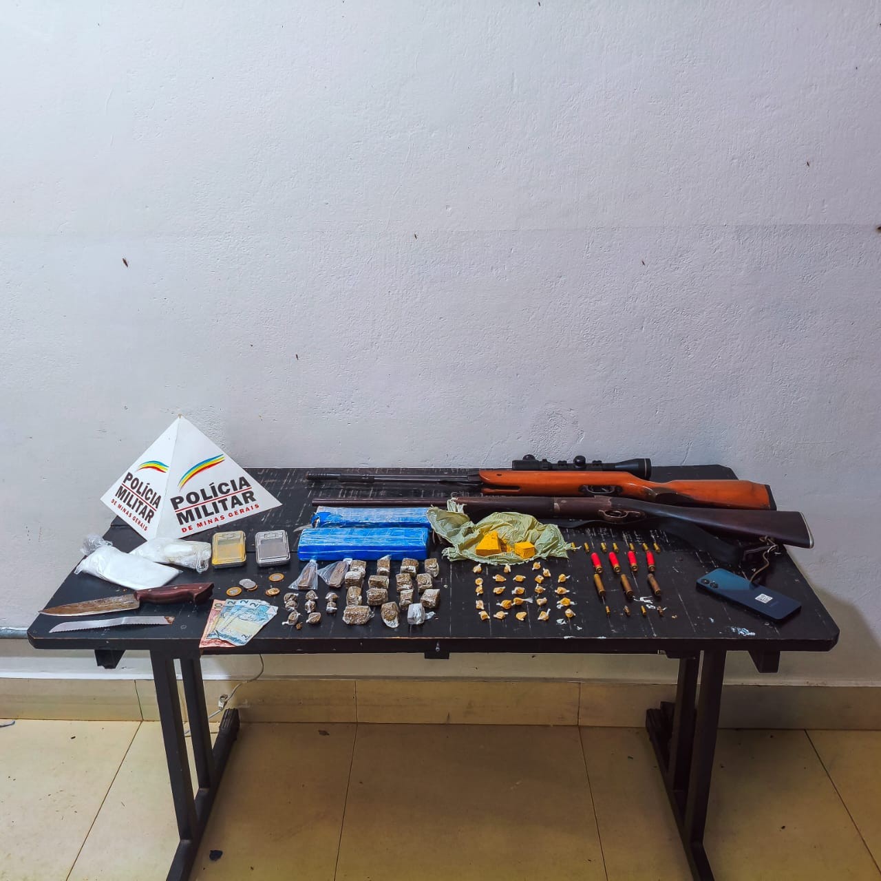 Polícia procura por homem que invadiu casa, atirou contra morador, danificou veículo e roubou carteira