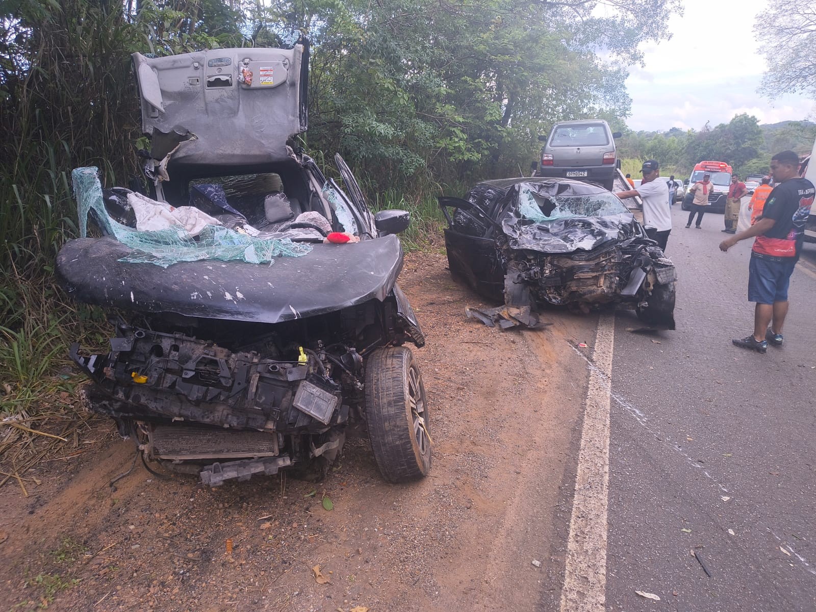 Motorista tenta desviar de buraco e bate de frente com outro carro na BR-352, em MG; passageira morreu