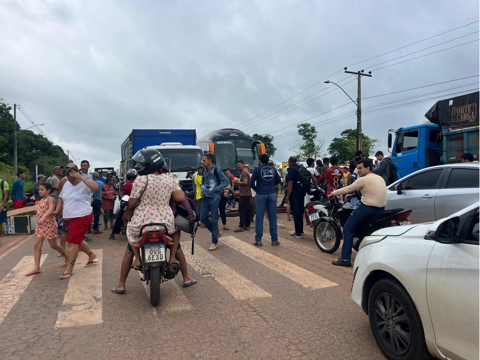 Moradores fecham trecho de rodovia em protesto por falta de manutenções em ramais no AC