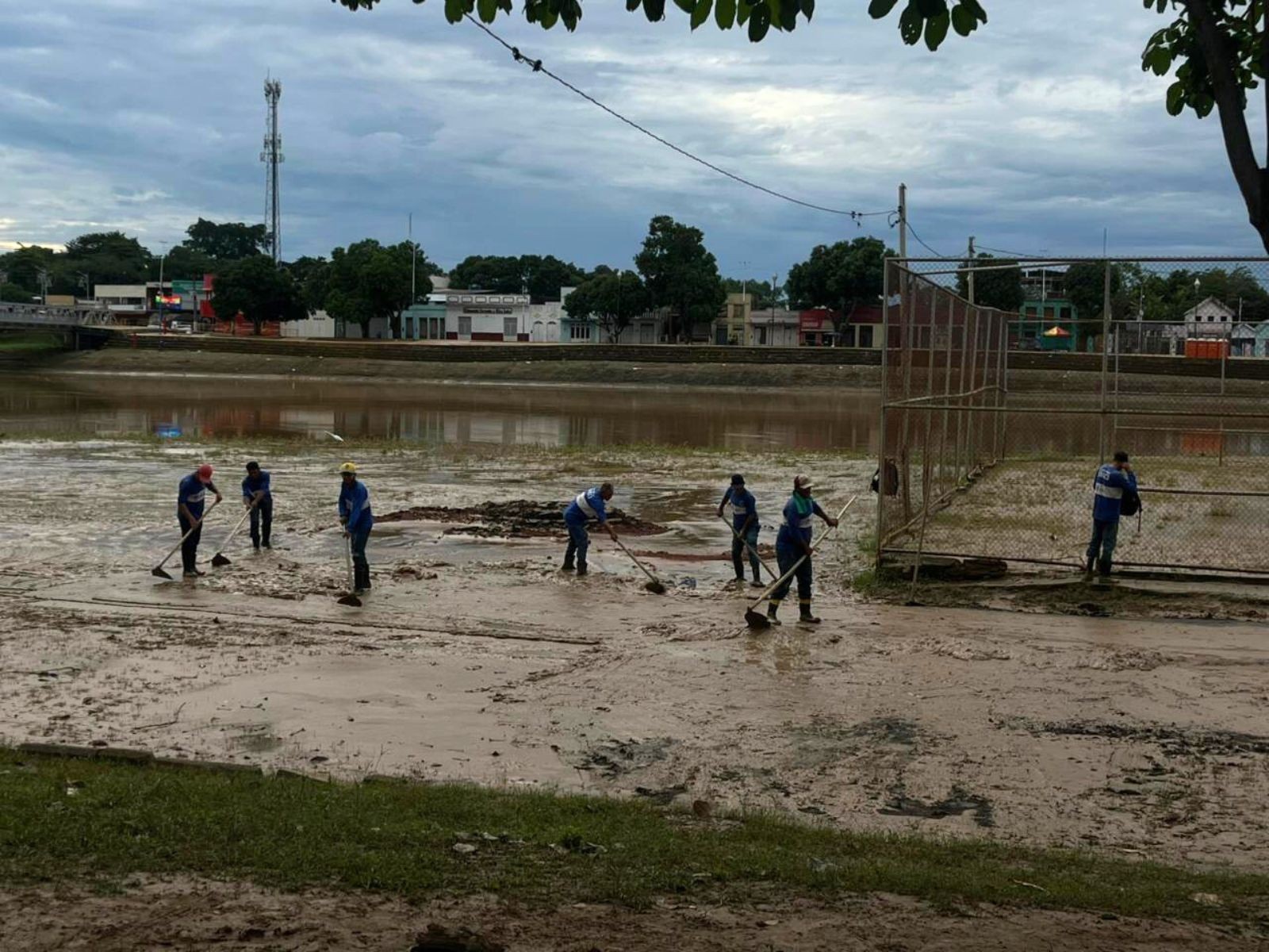 Rio Acre fica abaixo da cota de alerta e  bairros afetados pela cheia começam a ser limpos na capital  
