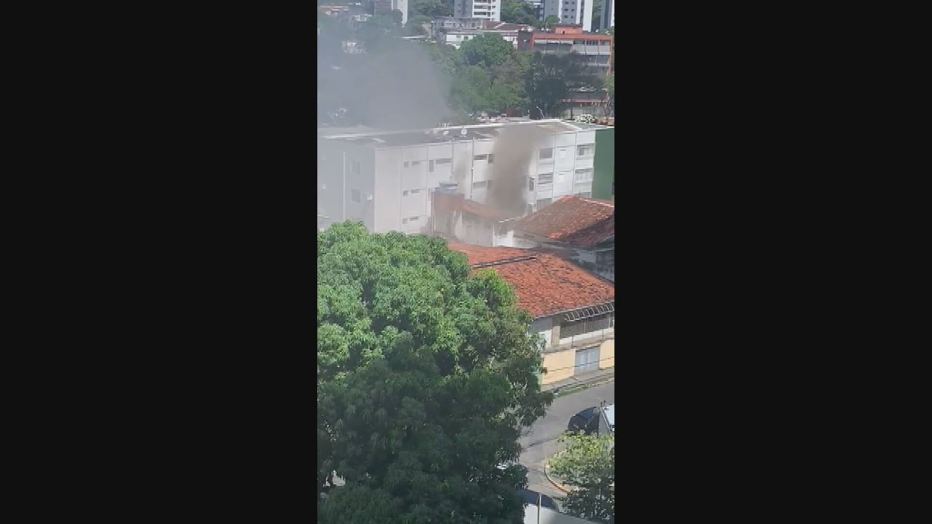 Incêndio atinge apartamento em prédio na Zona Norte do Recife; VÍDEO