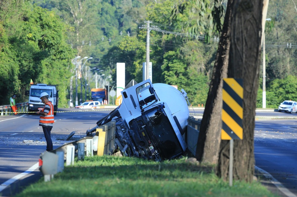 Caminhão com gás tomba e fica suspenso entre vão de pontes no RS — Foto: Ronaldo Bernardi/Agência RBS