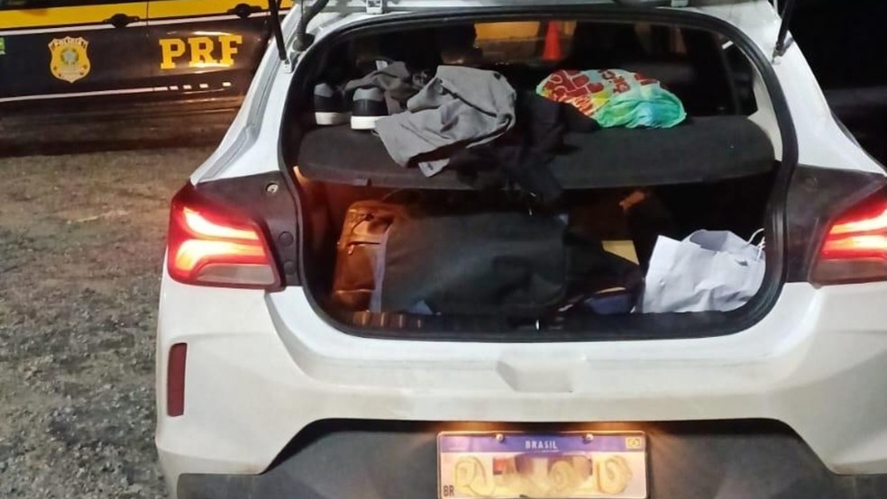 Suspeitos de furtos em São Luís, no Maranhão, foram presos pela PRF no quilômetro 60 da BR-222, em São Gonçalo do Amarante, na Região Metropolitana de Fortaleza, — Foto: PRF/ Divulgação