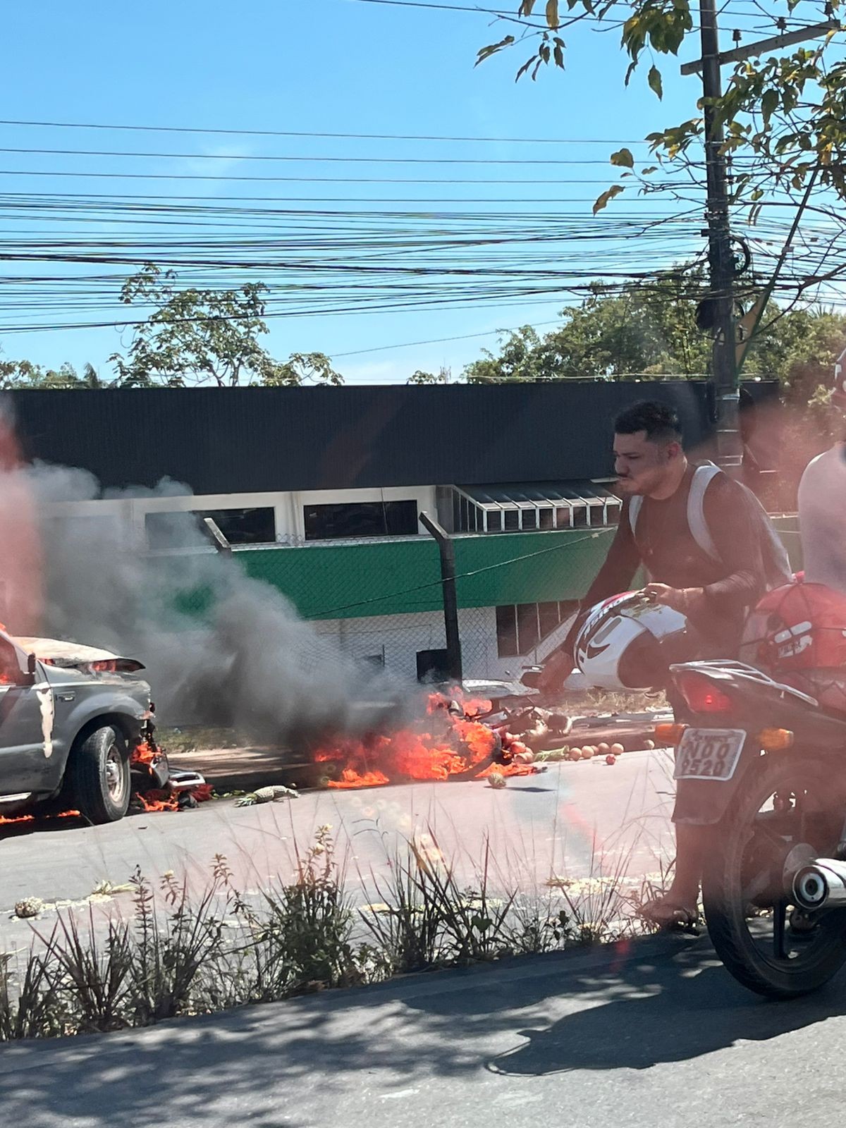 Motociclista morre carbonizado em acidente na Zona Sul de Manaus