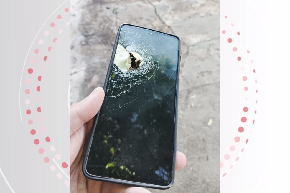 Um dos tiros atingiu o celular da vítima. — Foto: PM-PR