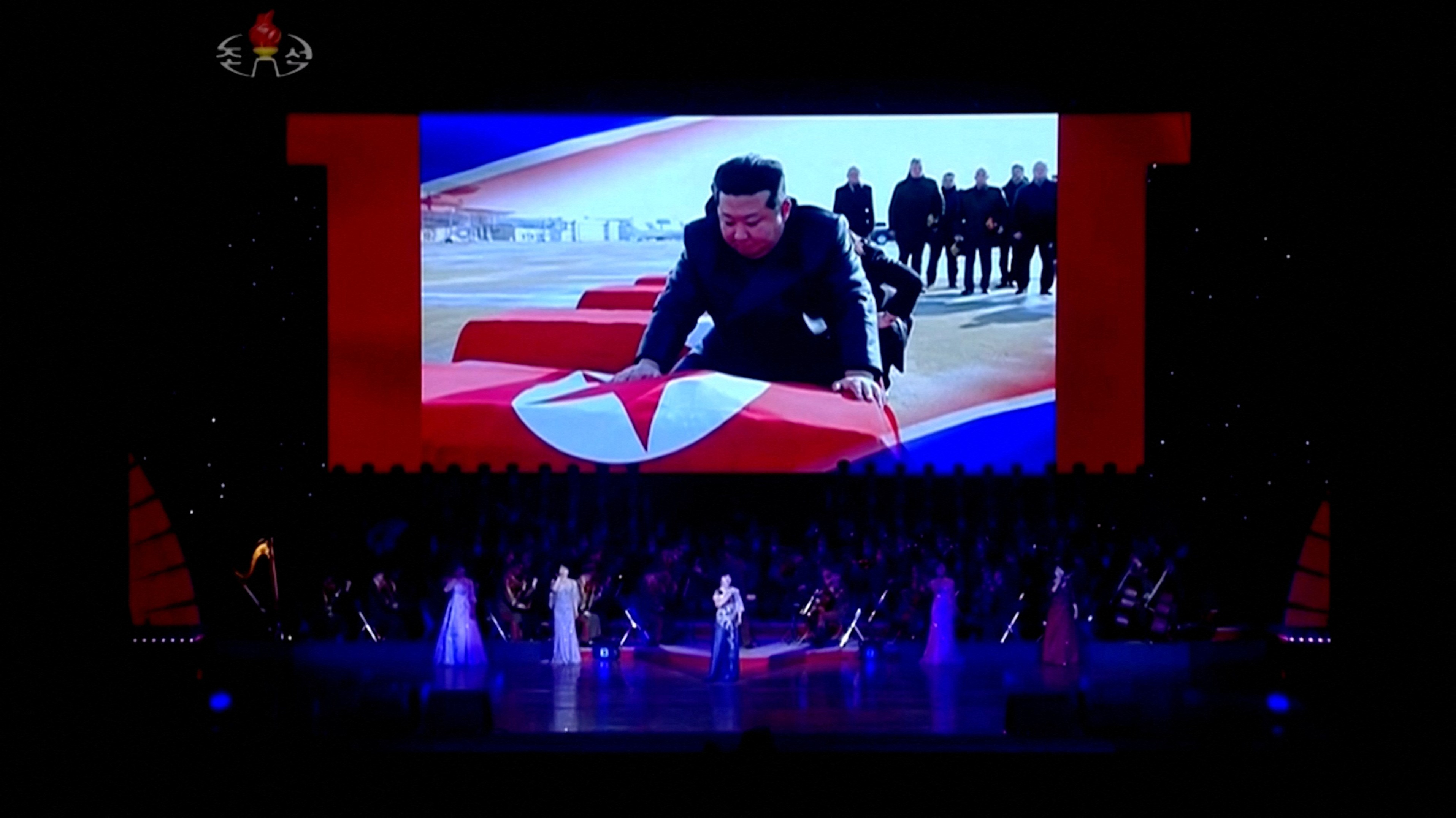 Kim Jong-un se emociona em cerimônia com homenagem a soldados da Coreia do Norte mortos na guerra