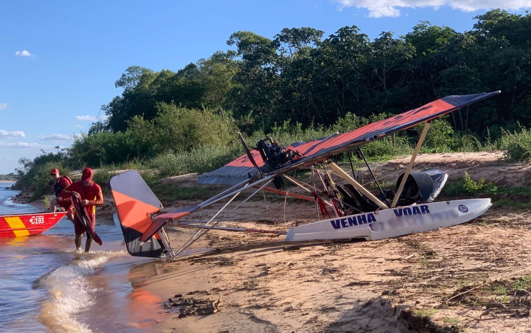 VÍDEO: Flutuador de avião quebra e piloto afunda no Rio Araguaia, dizem bombeiros