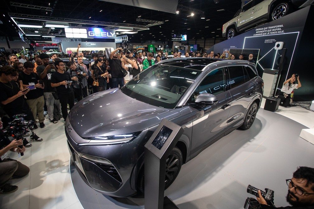 Atto 8 é revelado no estande da BYD no Salão do Automóvel 2025, em São Paulo — Foto: Fábio Tito/g1