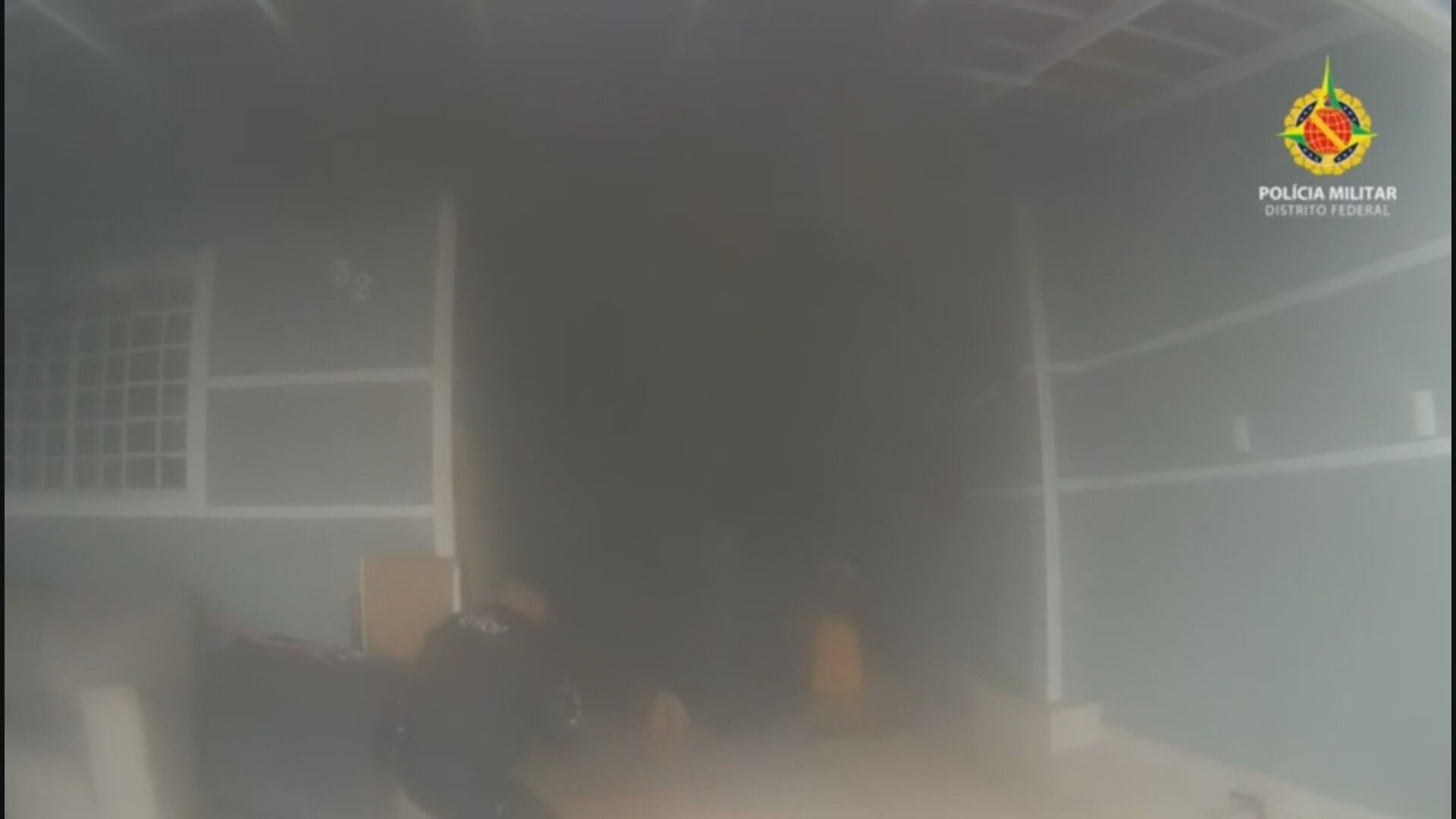 Bombeiro militar da reserva ameaça a companheira e ateia fogo na própria casa no DF