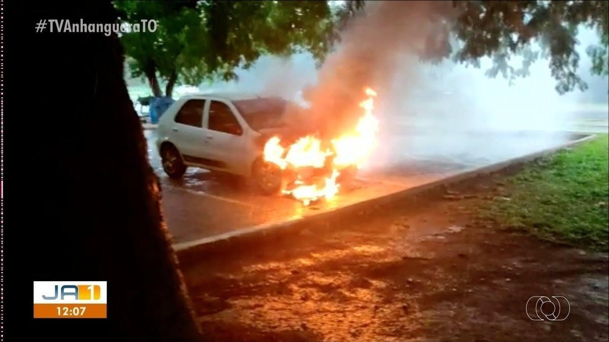 Carro pega fogo minutos após mulher estacionar em praça no centro de Palmas, Tocantins