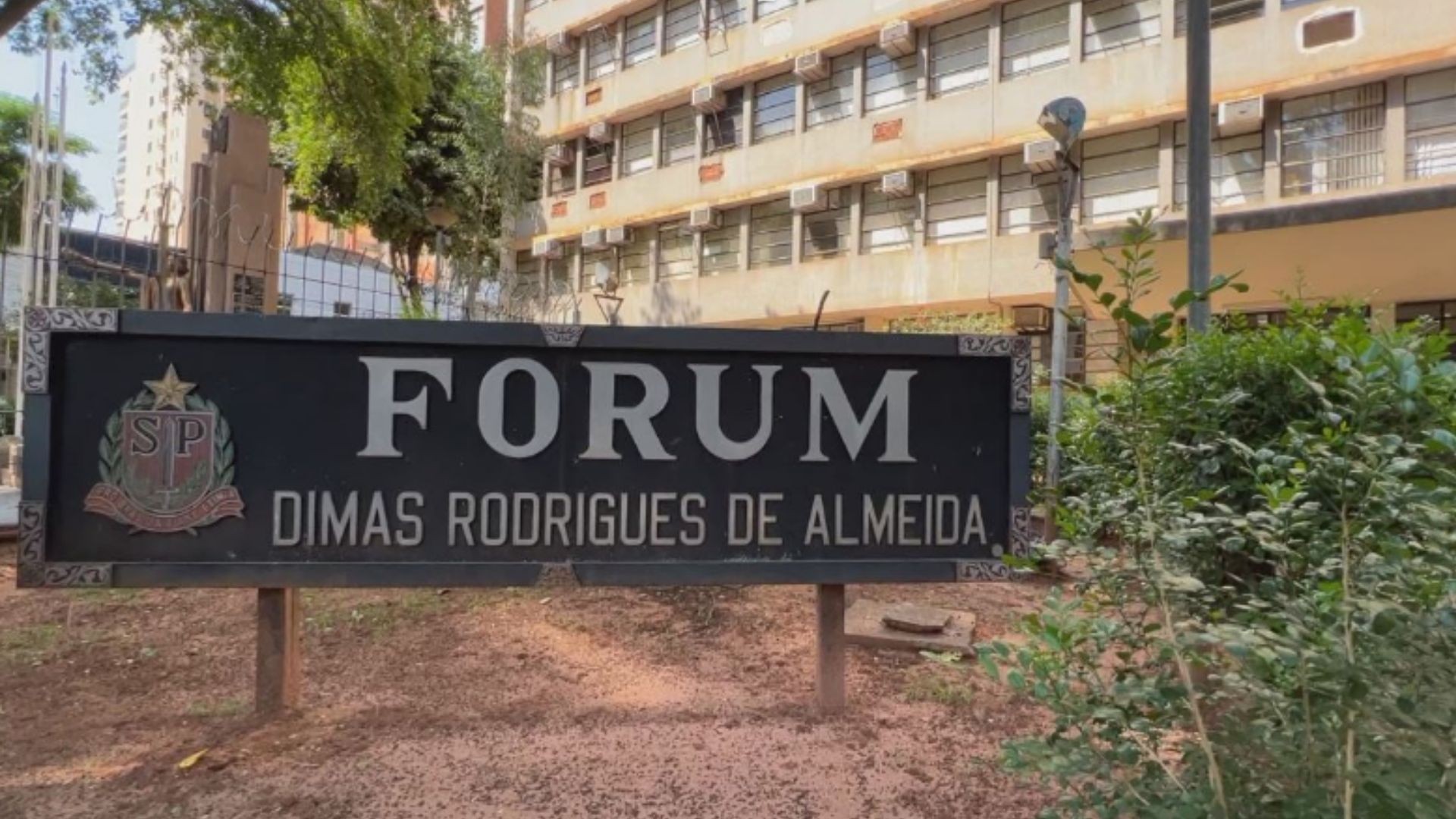 Justiça condena homem a pagar R$ 10 mil a mulher trans tratada por termos no masculino 