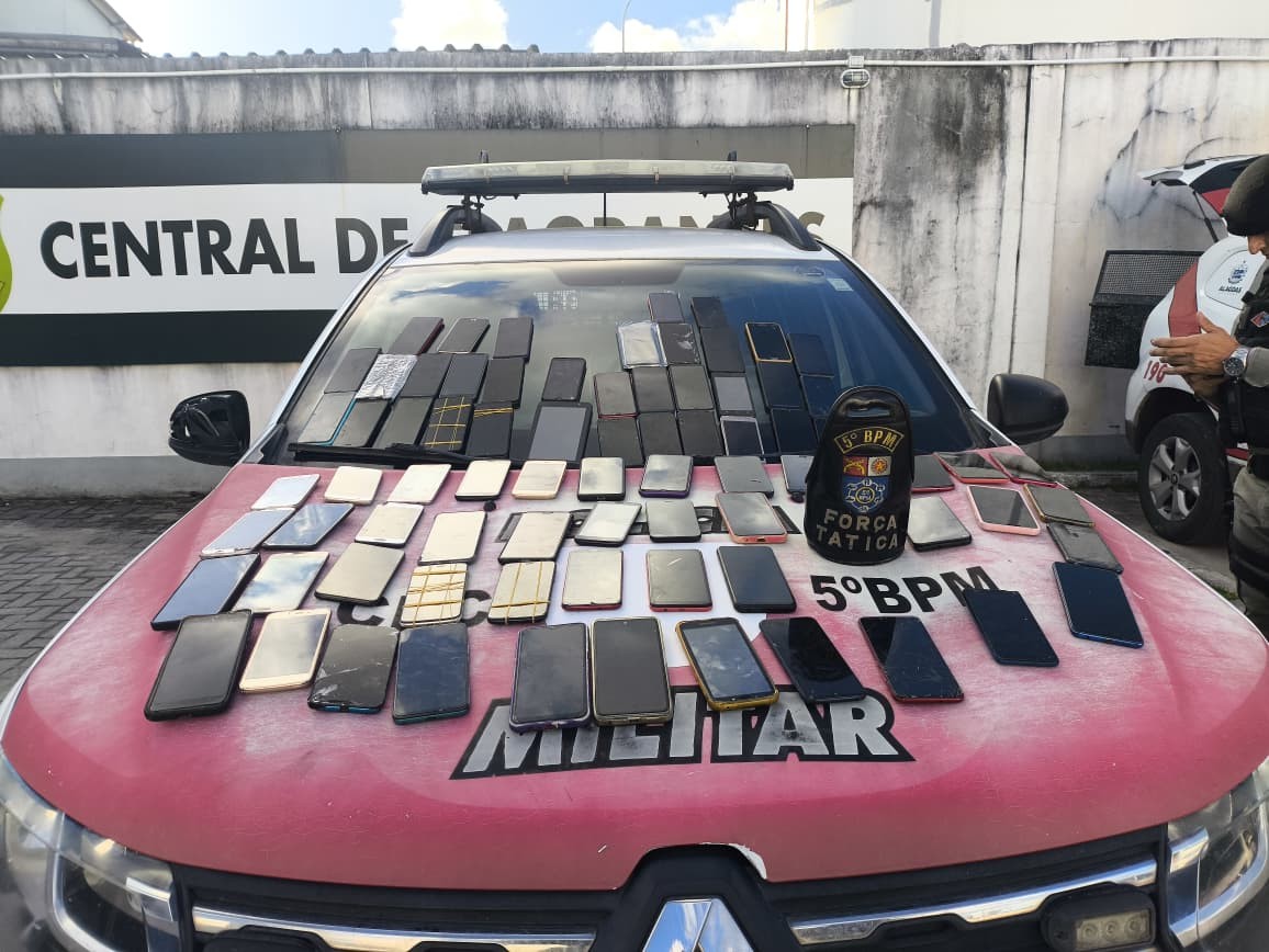 PM apreende 75 celulares sem notas fiscais em apartamento no Benedito Bentes, em Maceió
