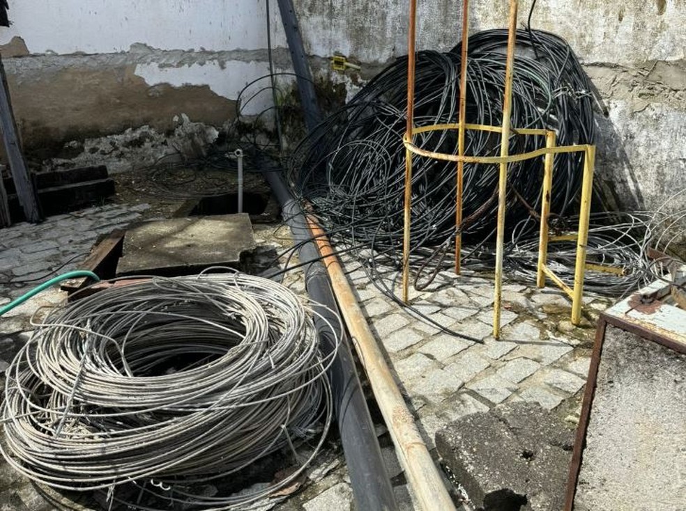 Os agentes apreenderam 420 metros de fios no terreno. — Foto: Polícia Civil