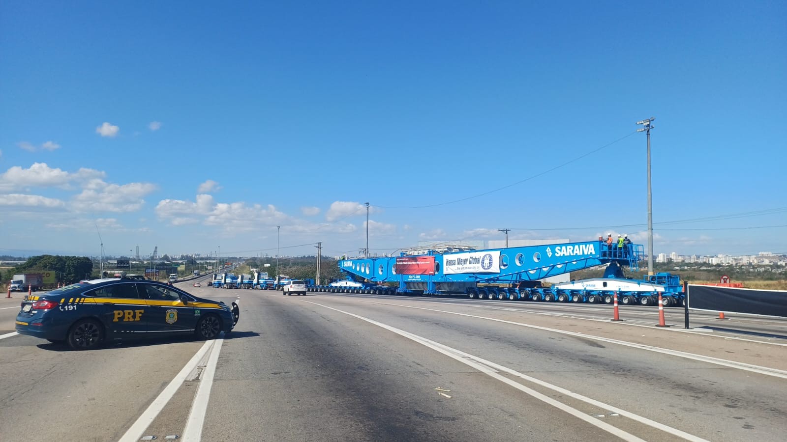 Carga gigante percorre 24 km na Dutra e faz parada em São José; transporte deve ser retomado na sexta-feira (19)