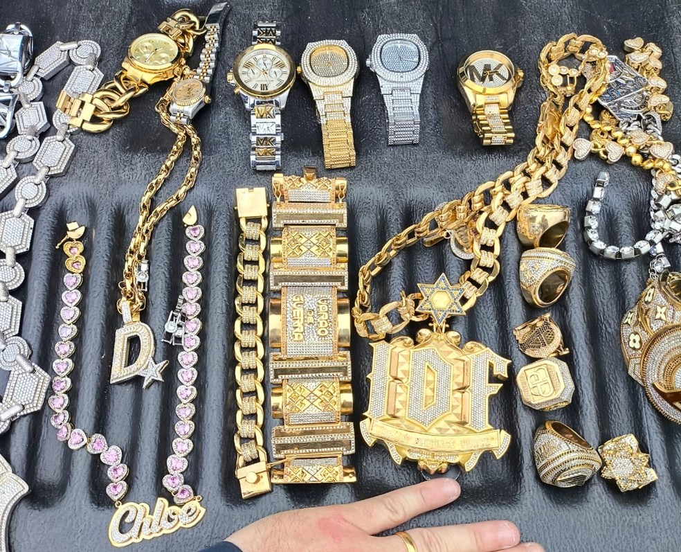 Joias foram apreendidas com a família do traficante Peixão — Foto: Reprodução/ PRF