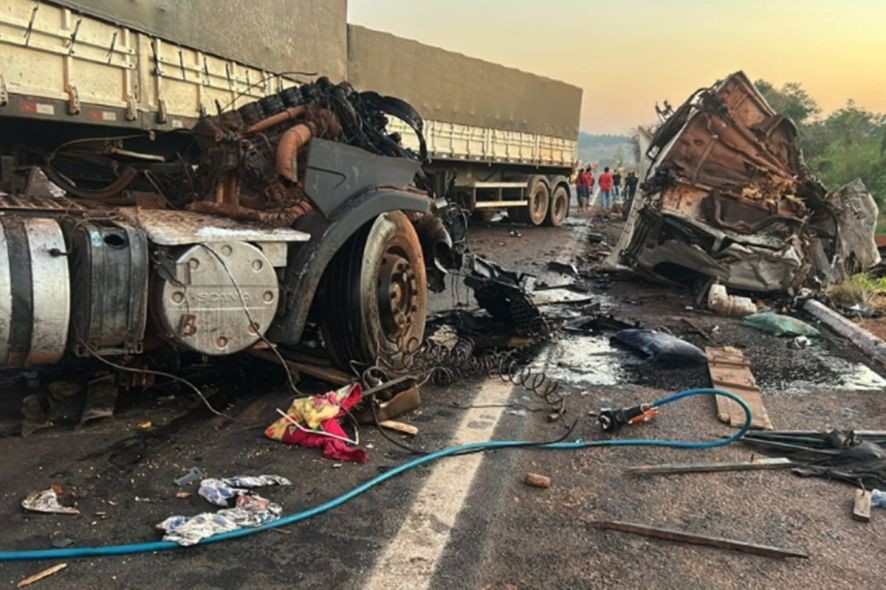 VÍDEO mostra batida entre caminhões que deixou três mortos e um ferido na BR-158 em MT