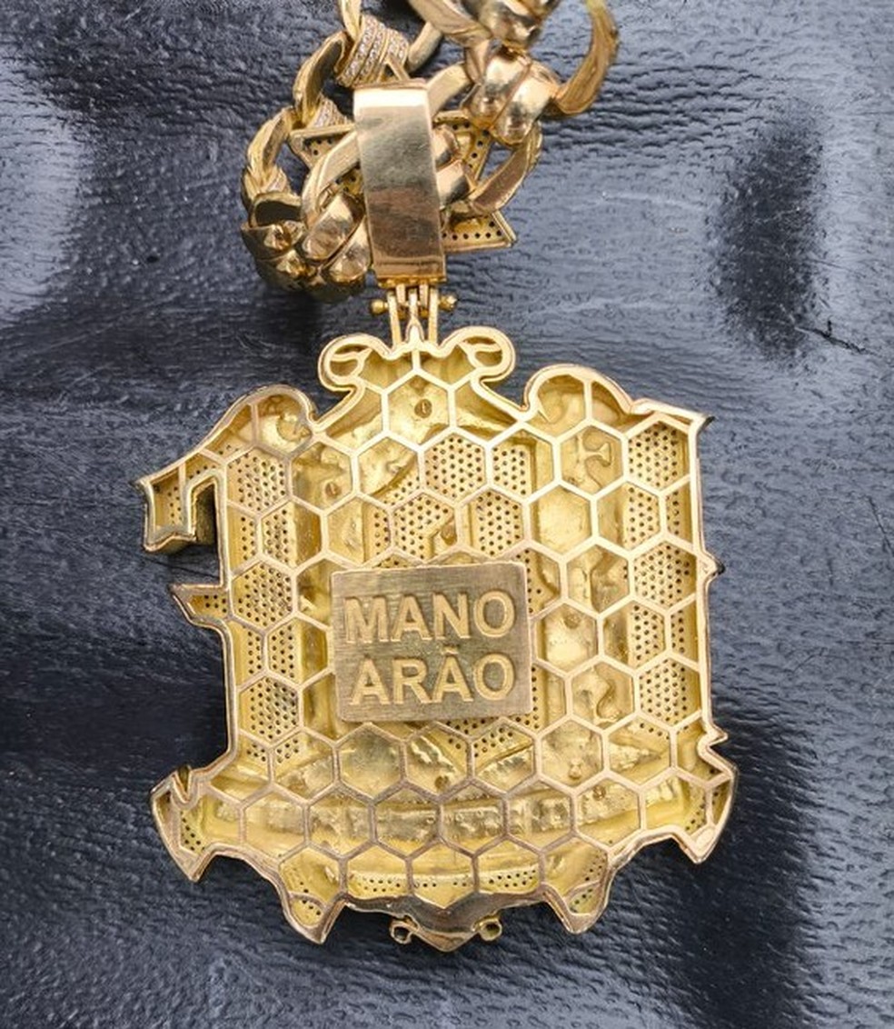 Com uma inscrição ‘Mano Arão’, cordão de ouro foi apreendido com parentes de Peixão — Foto: Divulgação