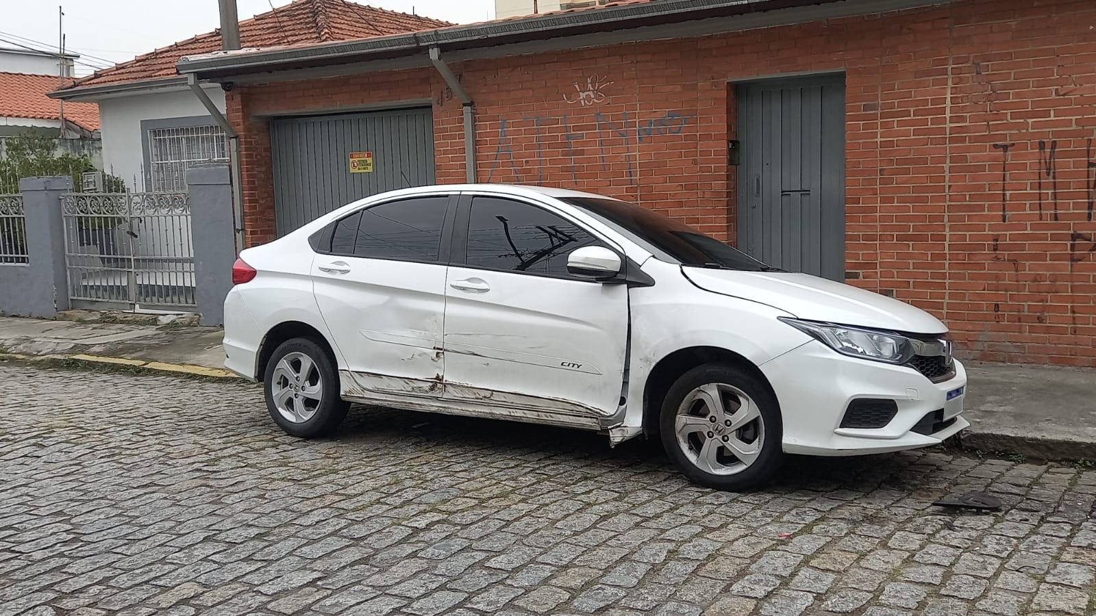 Depois pegar carro de cliente, homem bêbado perde controle e bate em três veículos em Mogi das Cruzes