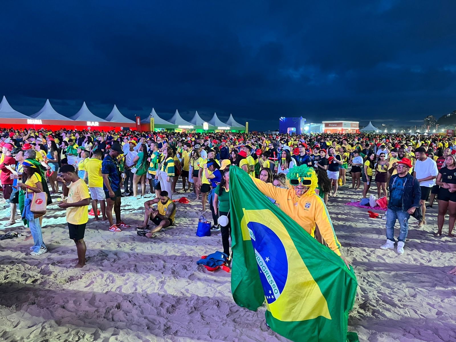 FOTOS: Rio entra em clima de Copa e leva torcedoras para as ruas para assistir ao jogo de estreia do Brasil